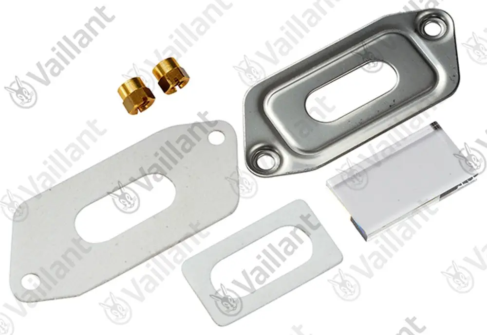 Vaillant Ersatzteile, bestehend aus mehreren Metallplatten und zwei Messingmuttern, angeordnet auf einem weißen Hintergrund.